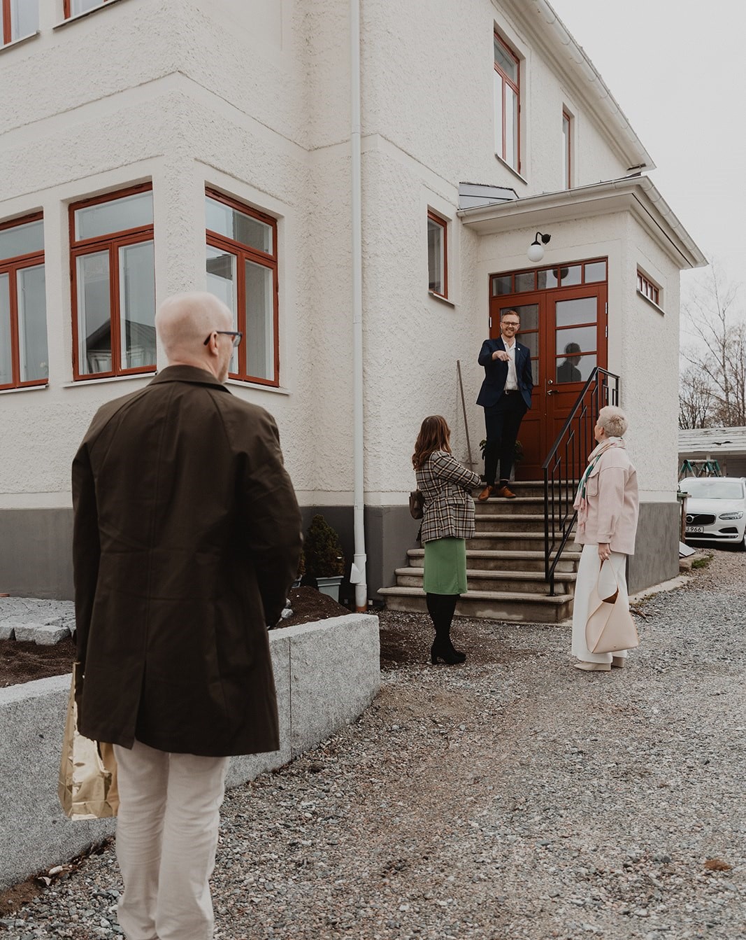 Gäster anländer till ett av kvällens hem
