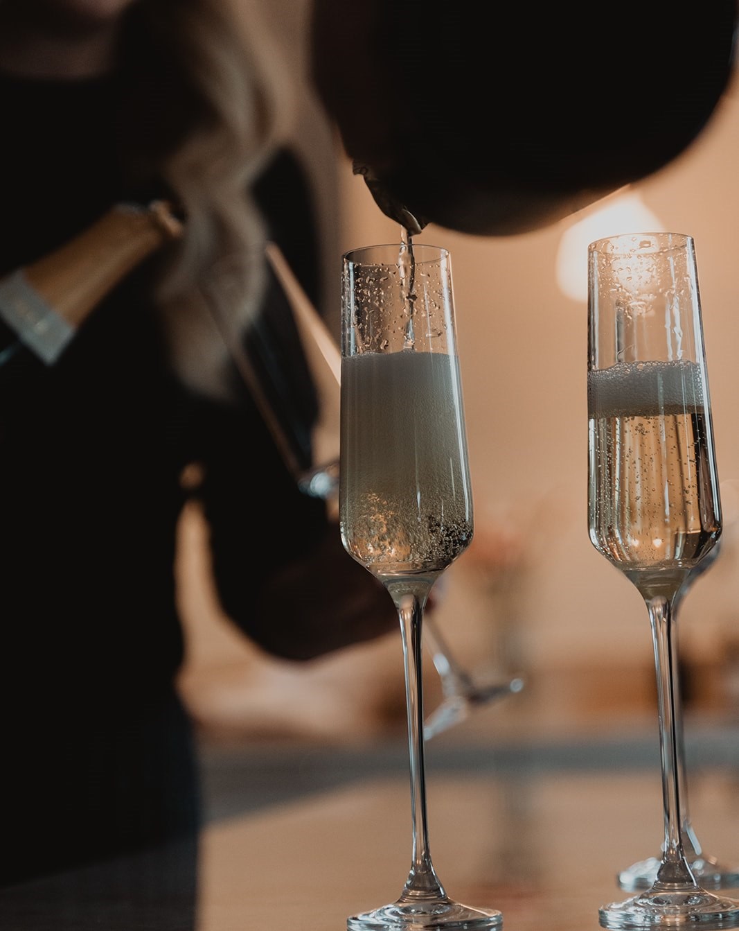 Champagne hälls upp inför kvällens gäster